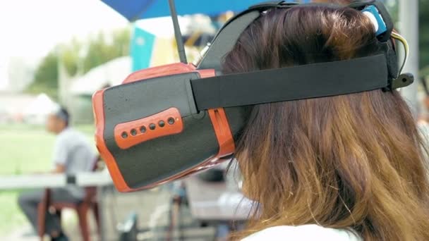 Mulher assistindo voo de drone FPV usando óculos VR — Vídeo de Stock