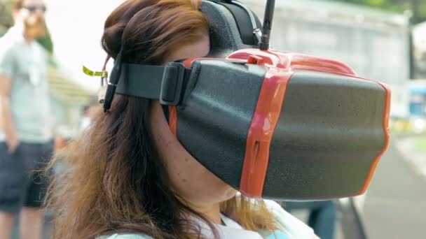 Женщина смотрит полет беспилотника FPV, используя очки VR — стоковое видео