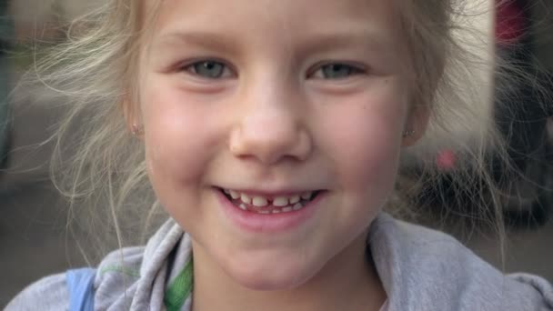 Симпатичный ребенок с большой улыбкой и голубыми глазами — стоковое видео