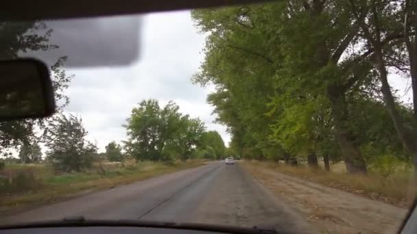 Het besturen van een auto op het platteland. POV van voorruit. — Stockvideo