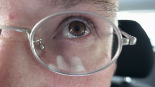 Osoby hnědé oko přes kovové brýle — Stock video
