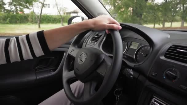 Womans hands driving a modern car — Stok video