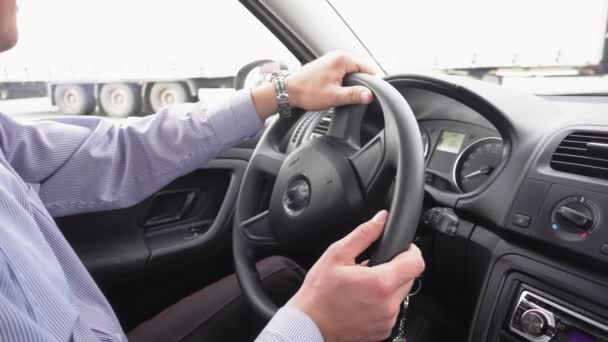 Los hombres de negocios manos que conducen un coche moderno — Vídeos de Stock