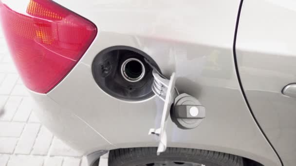 Заправка бензоколонки в автомобиль на заправке — стоковое видео