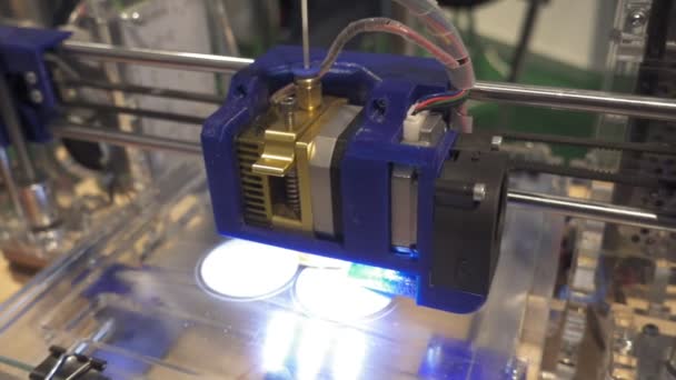 Üç boyutlu plastik laboratuvar 3d printerlere harcama maddeler — Stok video