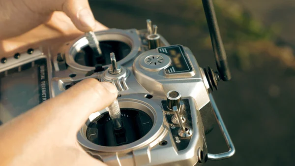 Manos sosteniendo un transmisor que controla el dron FPV —  Fotos de Stock