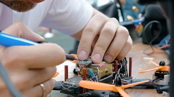 Mans manos detalles de soldadura de montaje FPV drone — Foto de Stock
