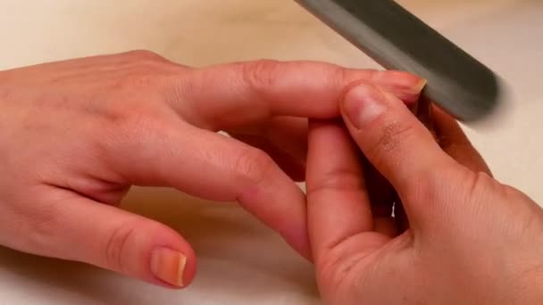 Маникюр и полировка ногтей в спа-салоне — стоковое видео