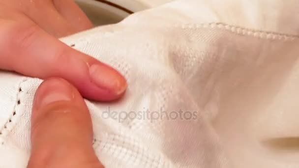 Pintura de manicure e unhas de polimento no salão de spa — Vídeo de Stock