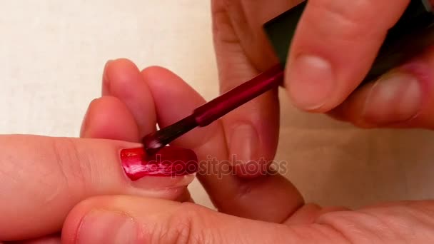 Pintura de manicure e unhas de polimento no salão de spa — Vídeo de Stock