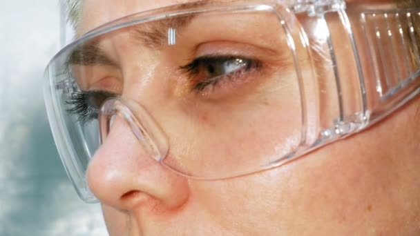 Doctor científico mirando los tubos de ensayo en el laboratorio — Vídeos de Stock