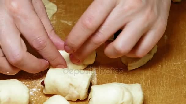 Piekarz gotuje diy rogaliki w ręcznie wykonane piekarnia — Wideo stockowe