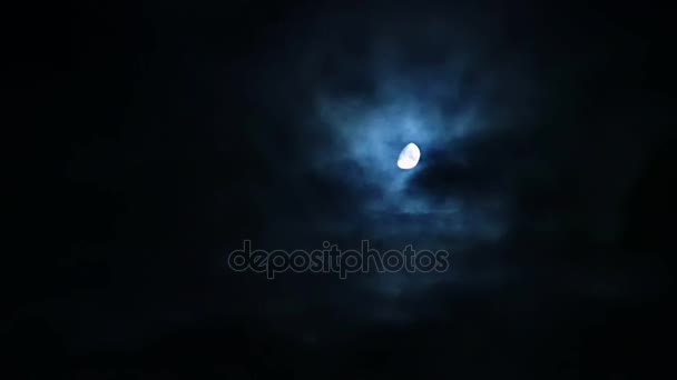 Σύννεφα πάνω από τη Σελήνη τη νύχτα στο συννεφιασμένο ουρανό — Αρχείο Βίντεο