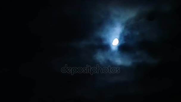 Nuages orageux sur la lune la nuit sur un ciel couvert — Video