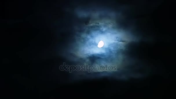 Nubes de tormenta sobre la luna en la noche en el cielo nublado — Vídeos de Stock