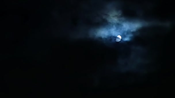 Gewitterwolken über dem Mond in der Nacht am bewölkten Himmel — Stockvideo
