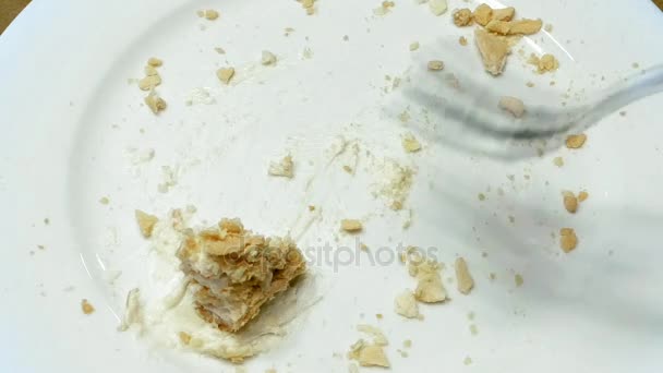 Torta essere tagliato con forchetta su piatto bianco e mangiato — Video Stock