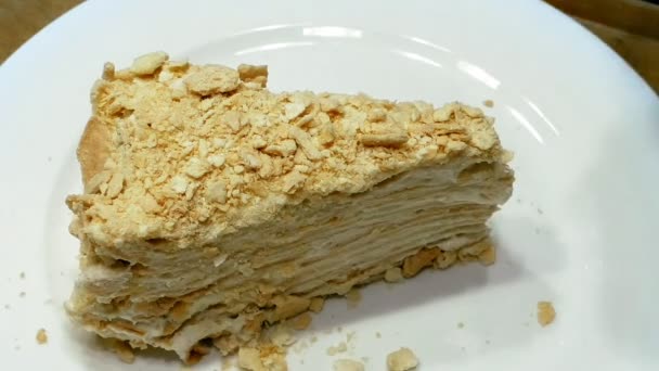 Tortát vágnak villával fehér tányéron és megeszik — Stock videók