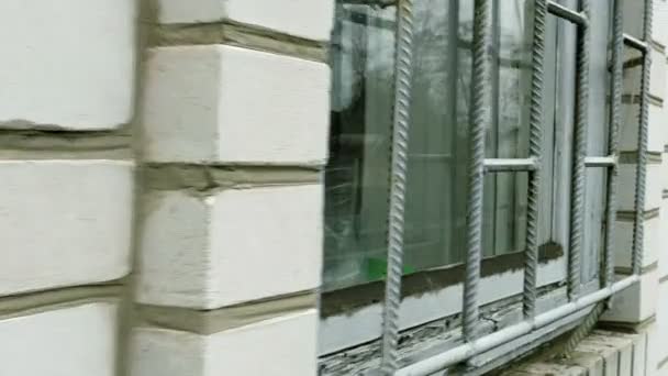 Muro de ladrillo de casa rural de campo con ventanas — Vídeos de Stock