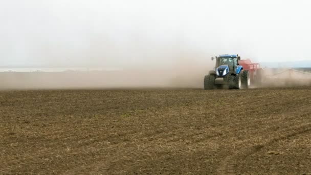 Arados tractores labran arados y semillas en el campo — Vídeo de stock