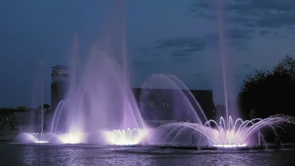 Jasne fontanna na staw wody lub rzekę — Wideo stockowe