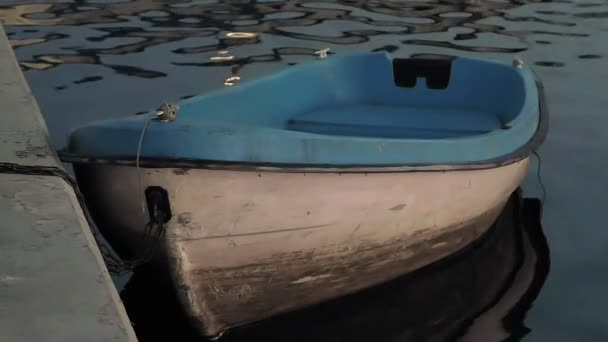 在日落时分在码头系泊状态下在水面上船 — 图库视频影像