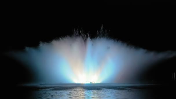 Fontaine lumineuse colorée avec belle réflexion — Video