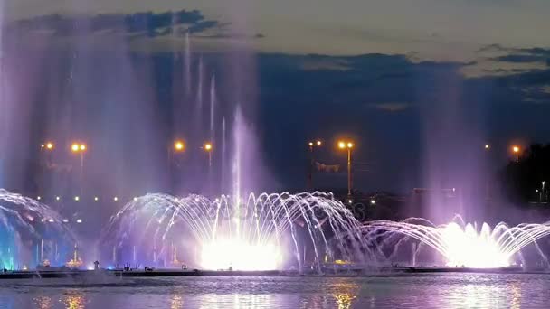 美丽的倒影的多彩明亮喷泉 — 图库视频影像