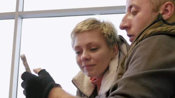 Pareja feliz o familia mirando el teléfono inteligente — Vídeo de stock