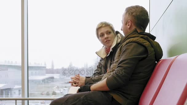 Couple en attente au terminal de l'aéroport avec billets — Video