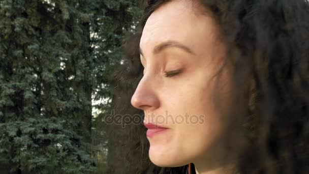 Jolie brunette cheveux longs fille portrait en plein air — Video