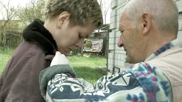 Stary człowiek starszy pomaga młoda kobieta na czyste ubrania — Wideo stockowe