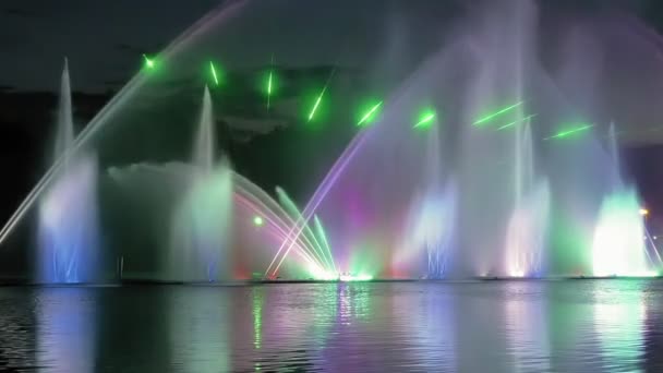 Colorful bright fountain with beautiful reflection — Stock Video