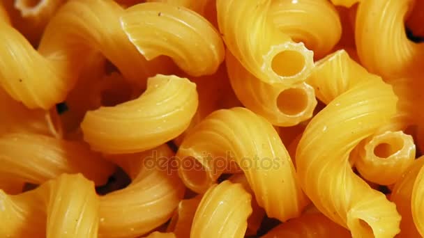 Boucle : Pasta serpentine. Pâtes italiennes crues sèches . — Video