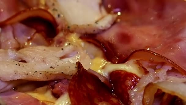 Italiensk pizza med kött, bacon, pepperoni, ost — Stockvideo