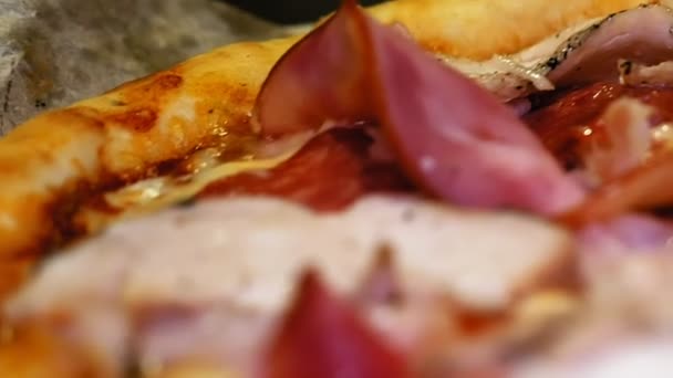 Italiaanse pizza met vlees, kaas, spek, pepers — Stockvideo