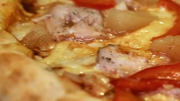 Pizza italiana com carne, bacon, pepperoni, queijo — Vídeo de Stock