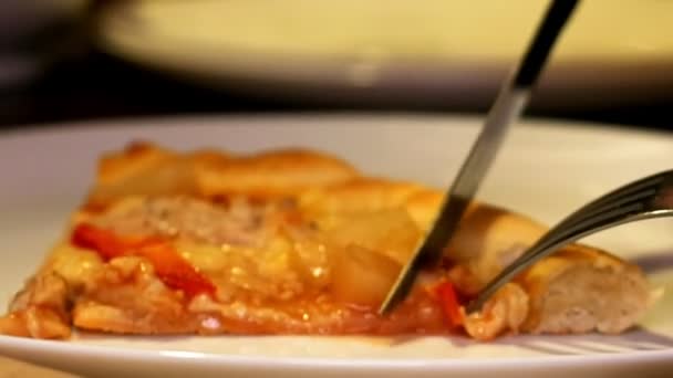 Cortar y comer pizza italiana con carne, tocino — Vídeos de Stock