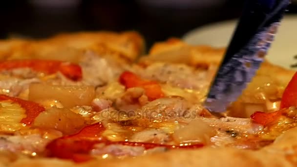 Cutting and serving Italian pizza with meat, bacon — Stock Video