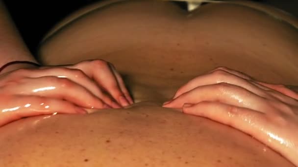 Žena dostane čtyři ruce olejová masáž na zádech — Stock video