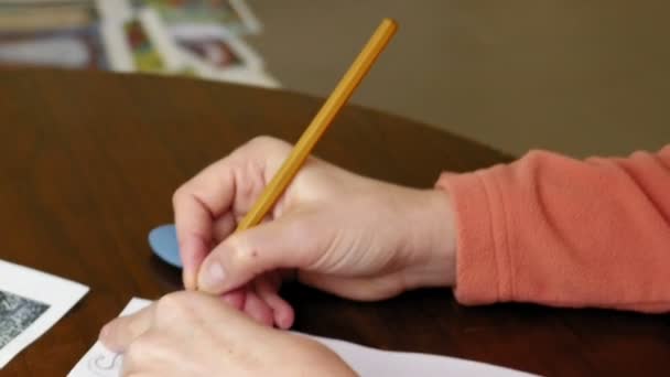 Artista femenina dibuja un boceto a lápiz en estudio de arte — Vídeo de stock