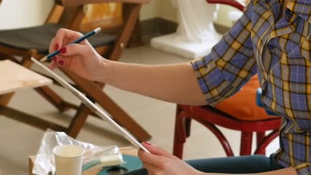 Artiste féminine dessine un croquis au crayon dans un atelier d'art — Video