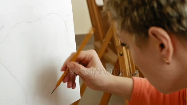 Artista femenina dibuja un boceto a lápiz en estudio de arte — Vídeo de stock