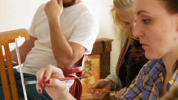 Artista femenina pinta obras de arte en estudio de arte — Vídeos de Stock