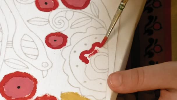 Kind schetst aquarel beeld met kwast — Stockvideo