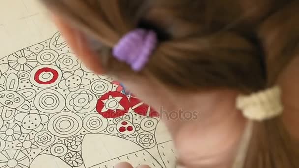 Маленька дівчинка малює акварельну картину пензлем — стокове відео
