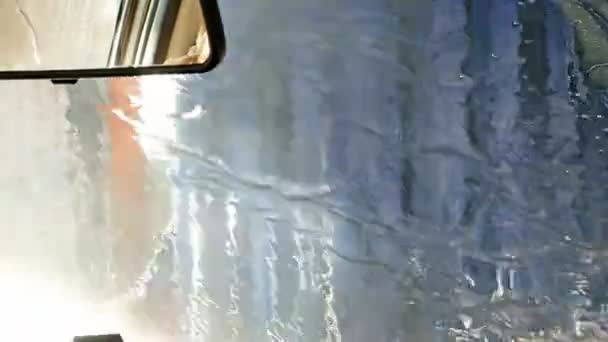 Myjnia samochodowa automatyczna tunelu. Widok od wewnątrz. — Wideo stockowe