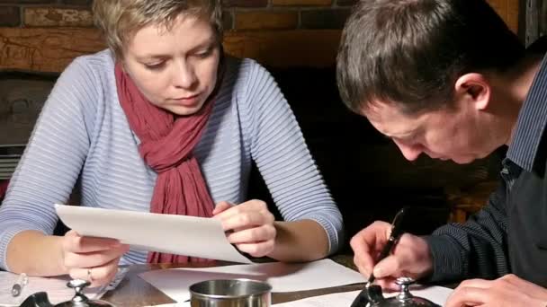 Mann und Frau unterzeichnen Vertrag im Café — Stockvideo