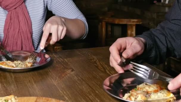 Ζευγάρι άνδρας και γυναίκα, τρώγοντας πίτσα σε ένα καφέ — Αρχείο Βίντεο