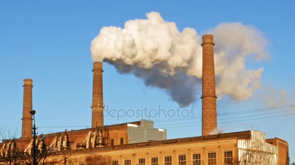 Fábrica de humo de la planta sobre fondo azul cielo — Vídeos de Stock